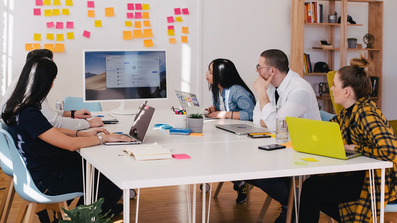 Navigating a B2B buying committee to book the right meeting